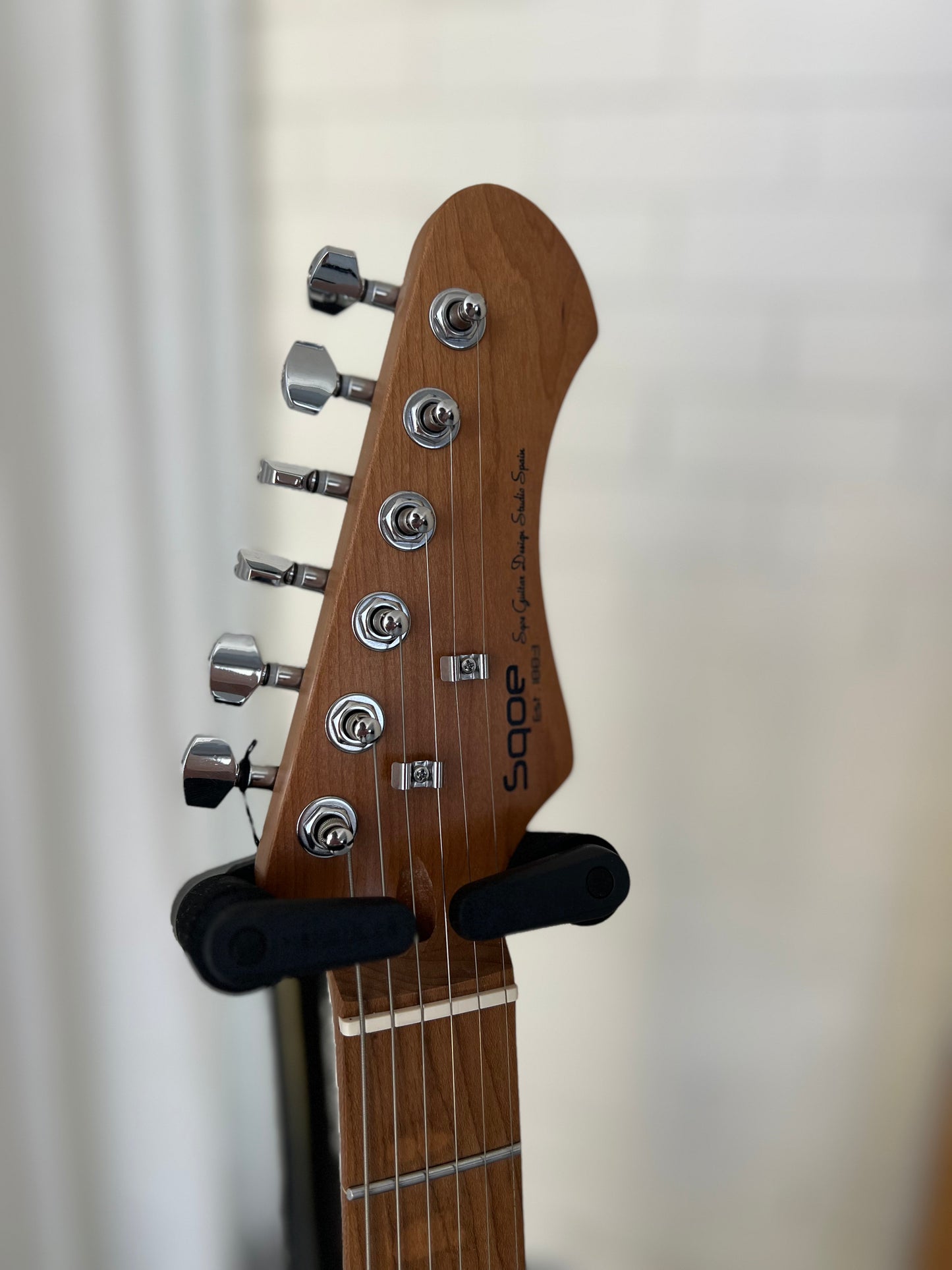 SQOE SEST600 S-Style Electric Guitar with HSS Pickups