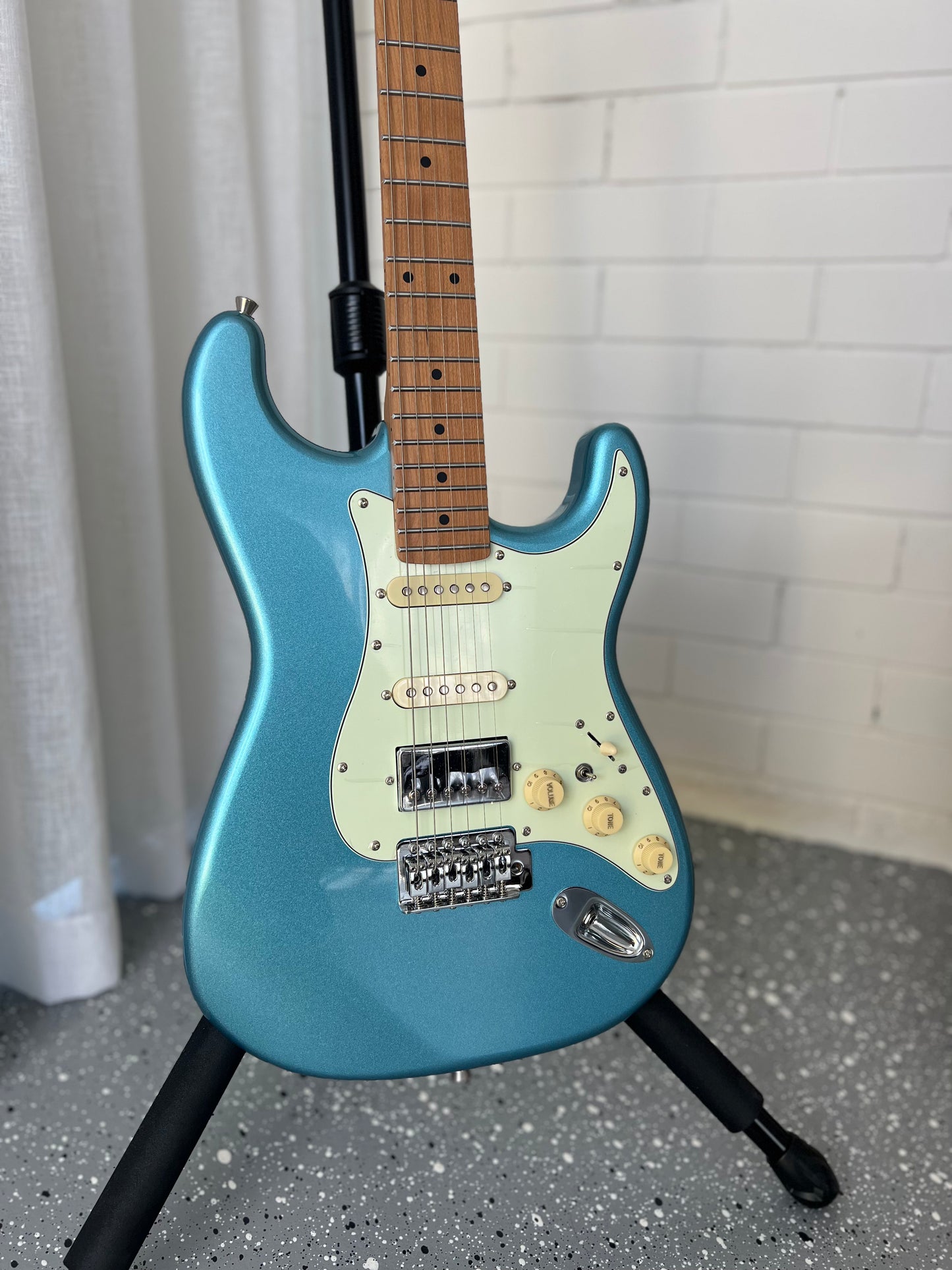 SQOE SEST600 S-Style Electric Guitar with HSS Pickups