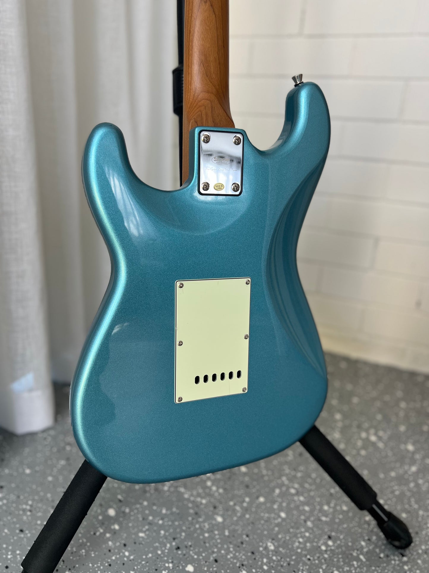 SQOE SEST600 S-Style Electric Guitar with HSS Pickups