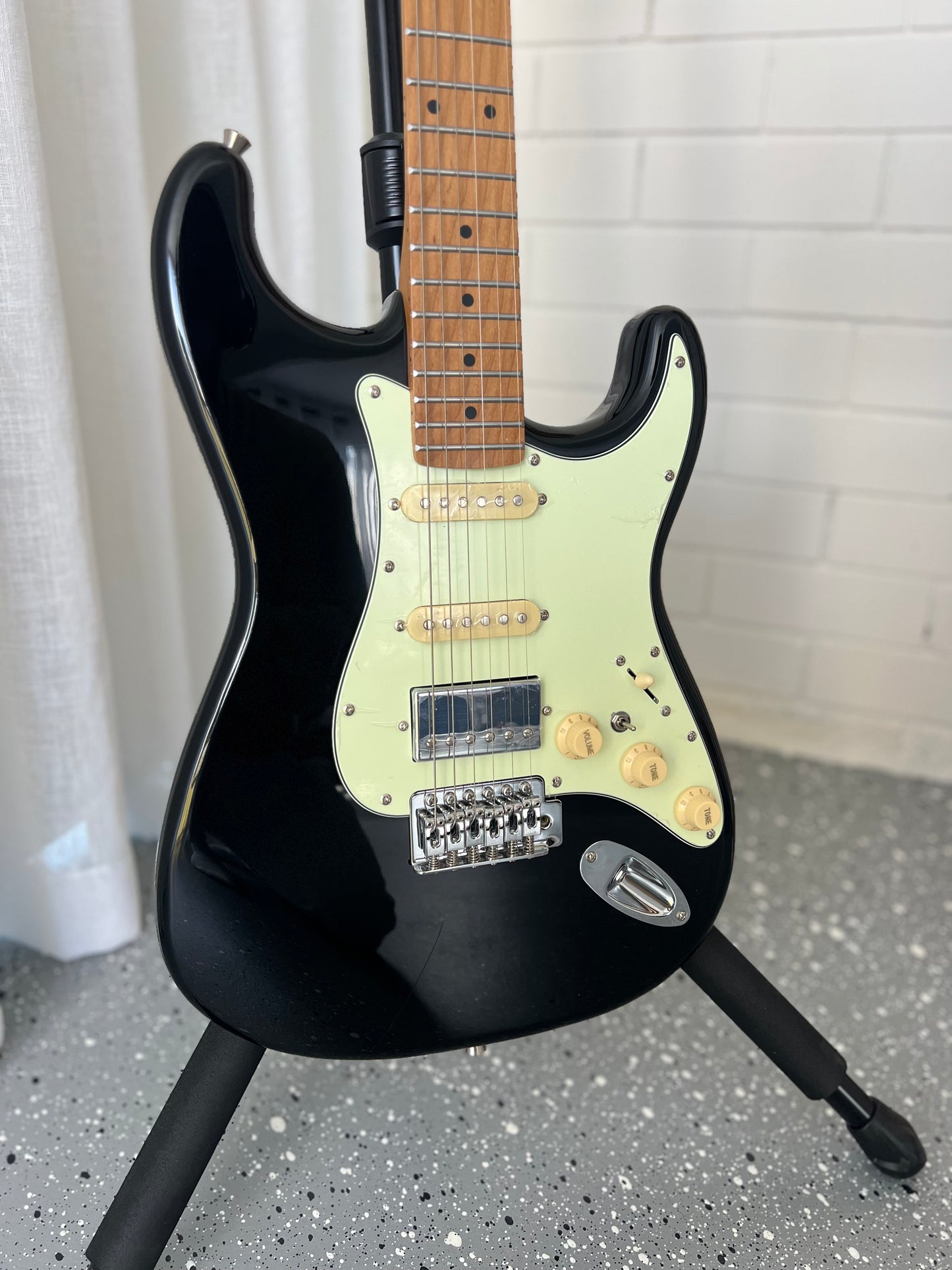 SQOE SEST600 S-Style Electric Guitar with HSS Pickups