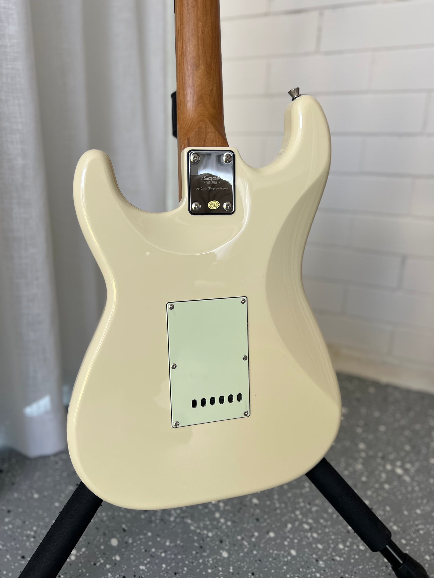 SQOE SEST600 S-Style Electric Guitar with HSS Pickups